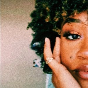 Meet your Posher, Amahdia